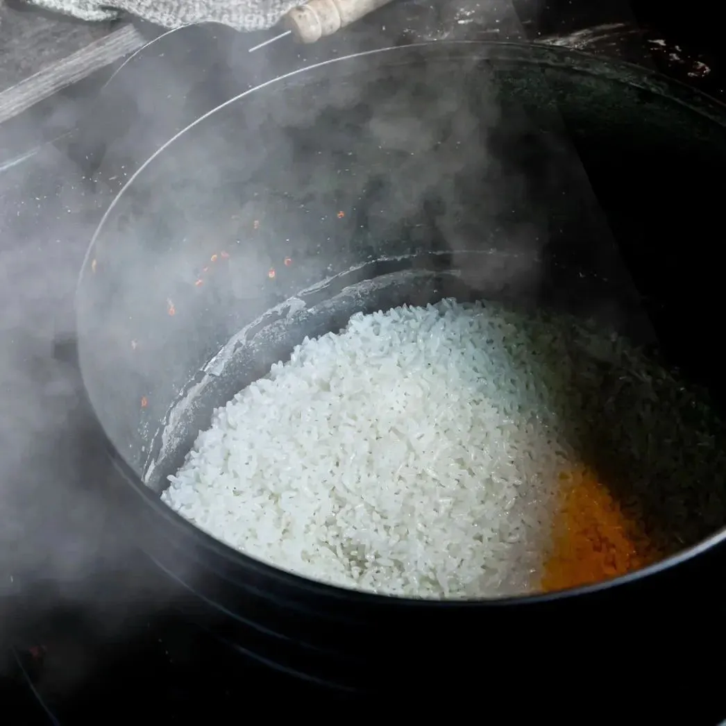 釜戸で炊きあげたツヤツヤのご飯と