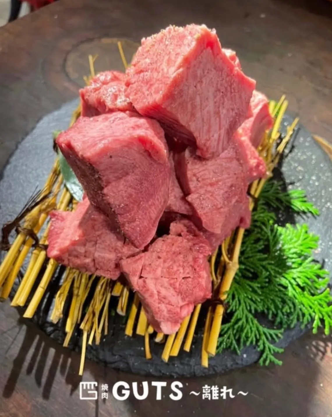 厚切りの赤身肉…